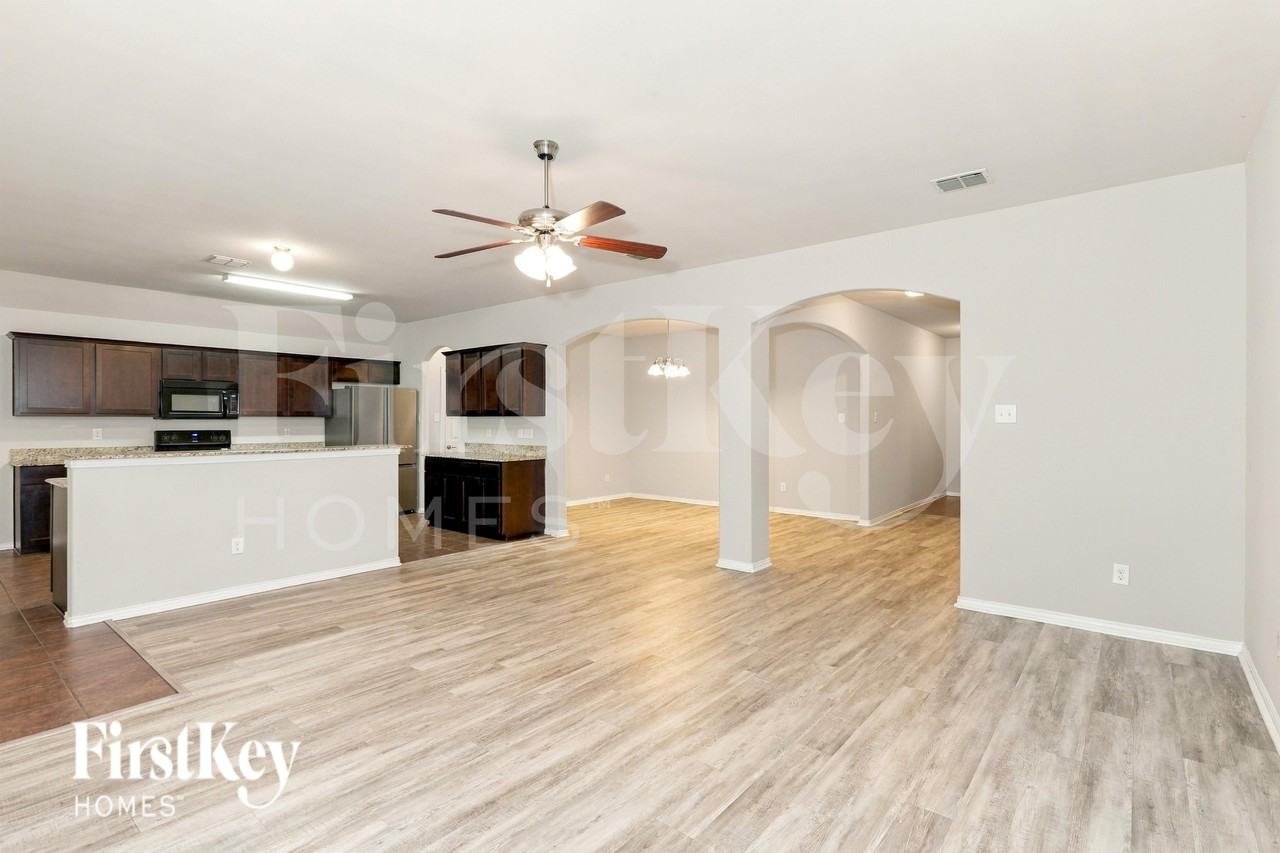 805 Oakmont Dr - Photo 3 of 20