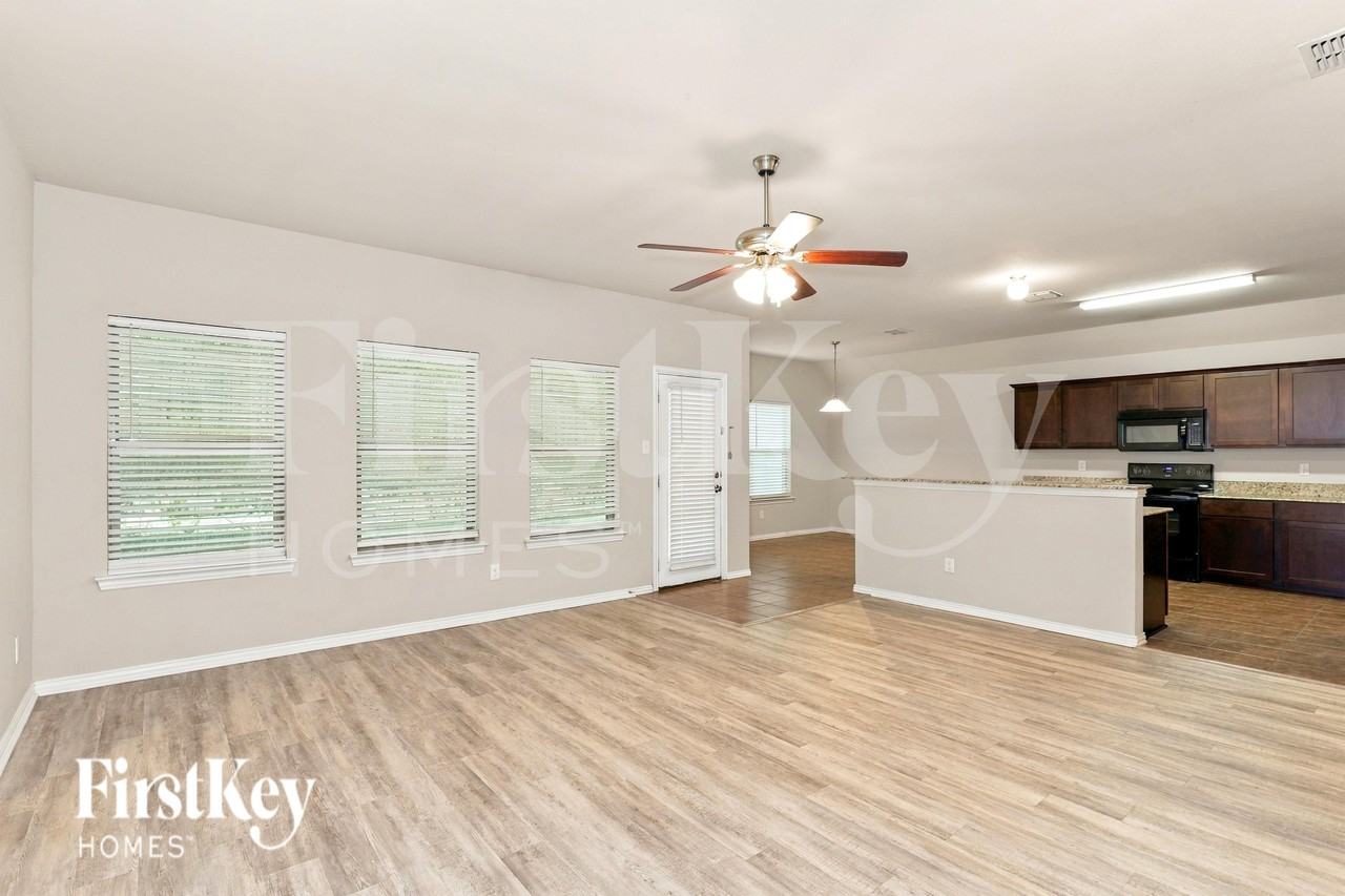 805 Oakmont Dr - Photo 4 of 20
