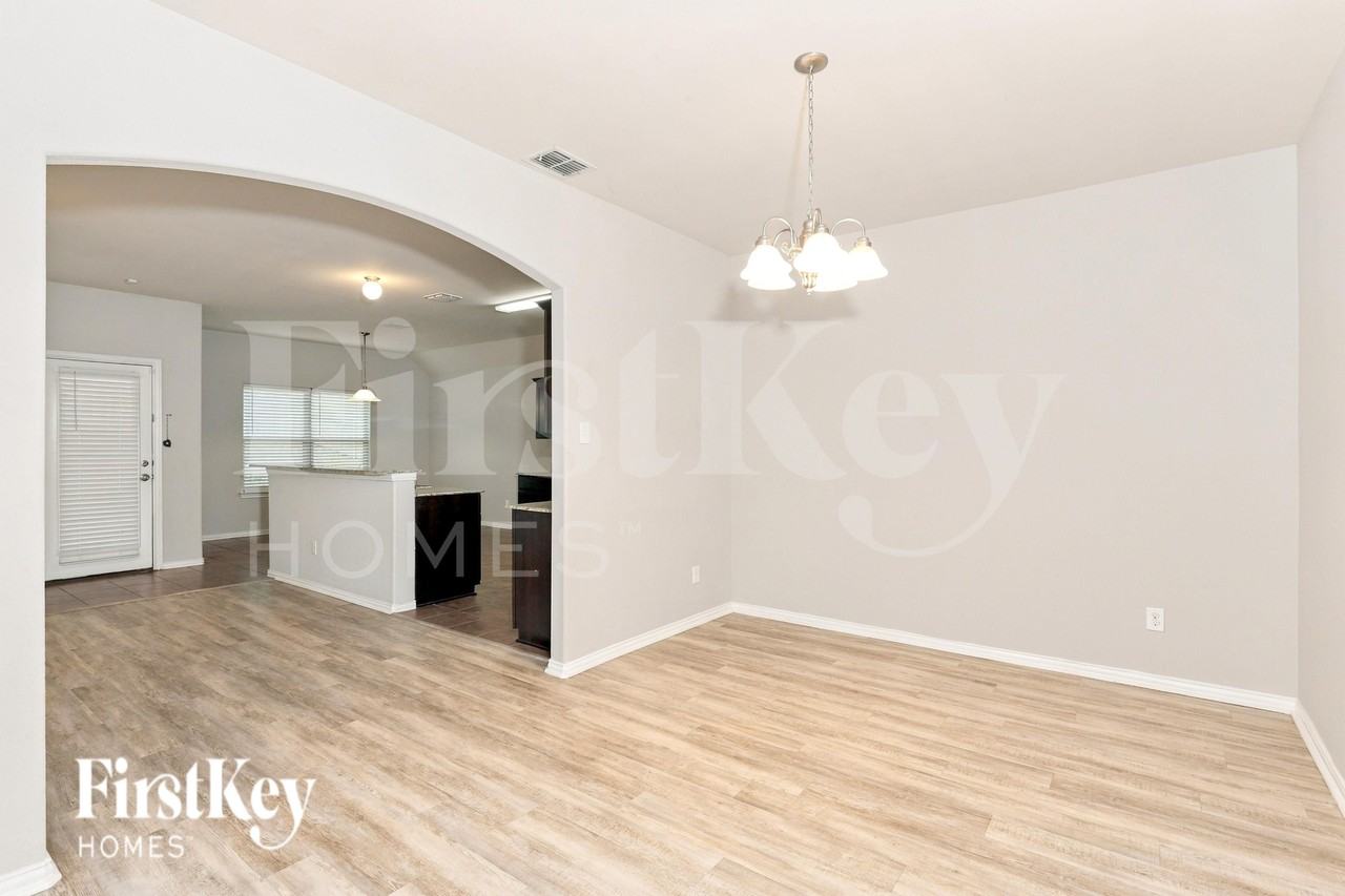 805 Oakmont Dr - Photo 6 of 20