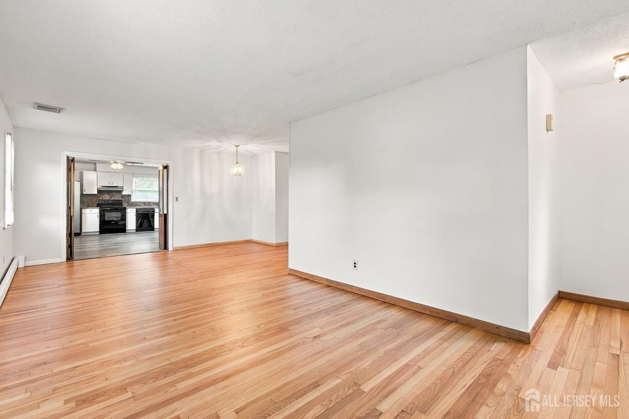 943 New Dover Rd - Photo 4 of 30