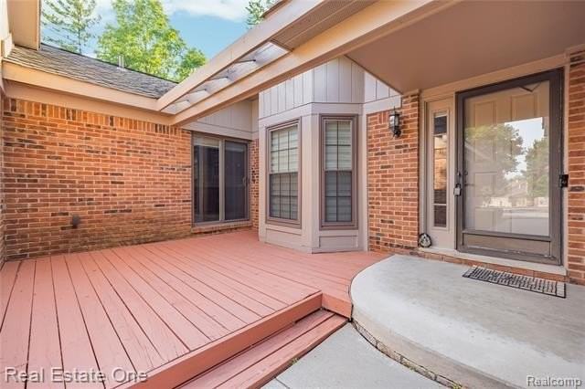 7332 Meadowridge Cir - Photo 2 of 35