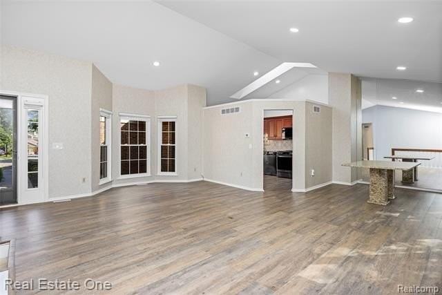 7332 Meadowridge Cir - Photo 7 of 35
