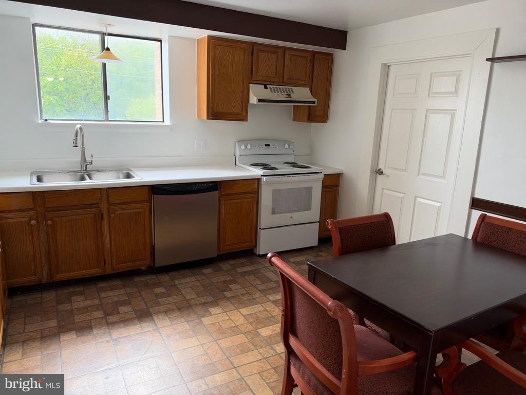 8640 Mathis Ave - Photo 3 of 10