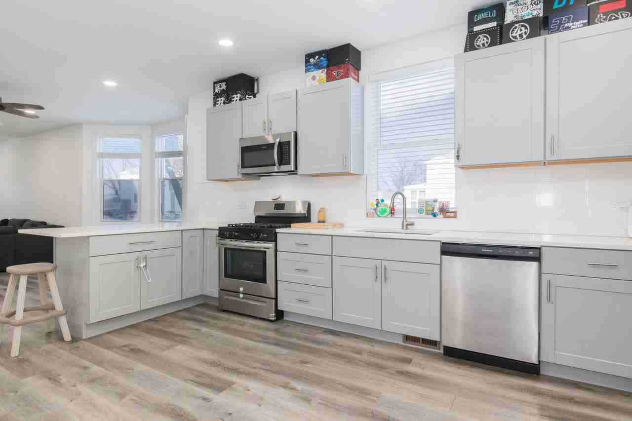 4055 Prairie Ave - Photo 3 of 14