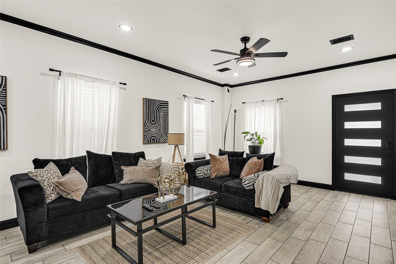 4739 Reed Rd - Photo 4 of 20