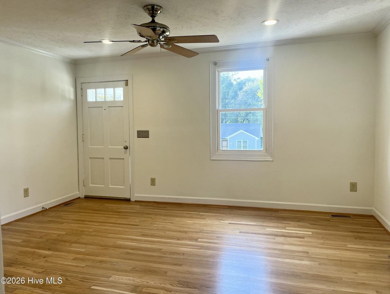 529 W Chapin Rd - Photo 4 of 38