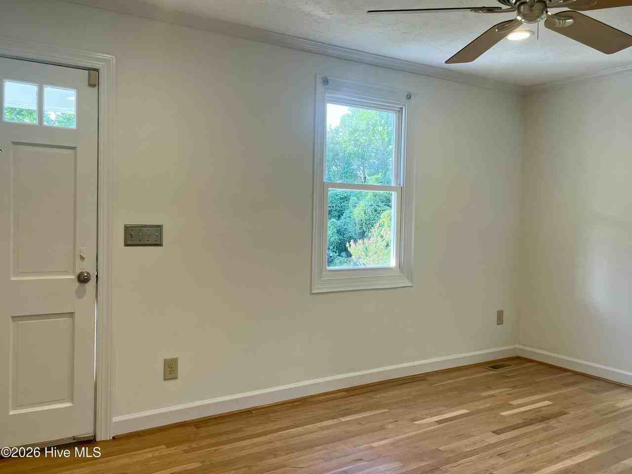 529 W Chapin Rd - Photo 5 of 38