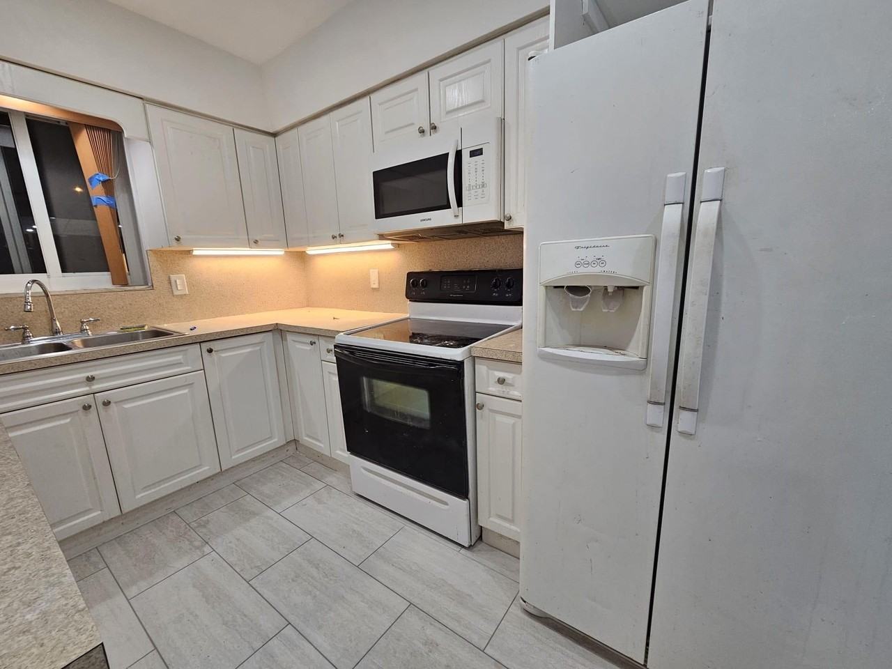 2040 Sw 41st Ave #3 - Photo 3 of 7