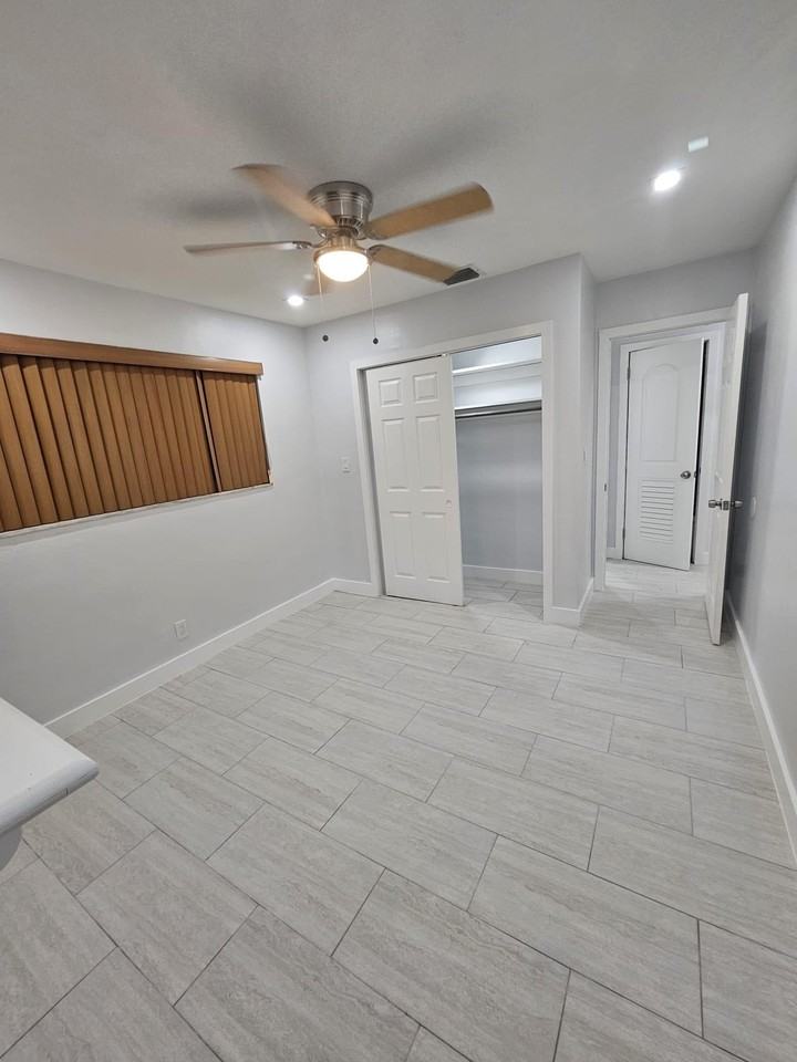 2040 Sw 41st Ave #3 - Photo 4 of 7