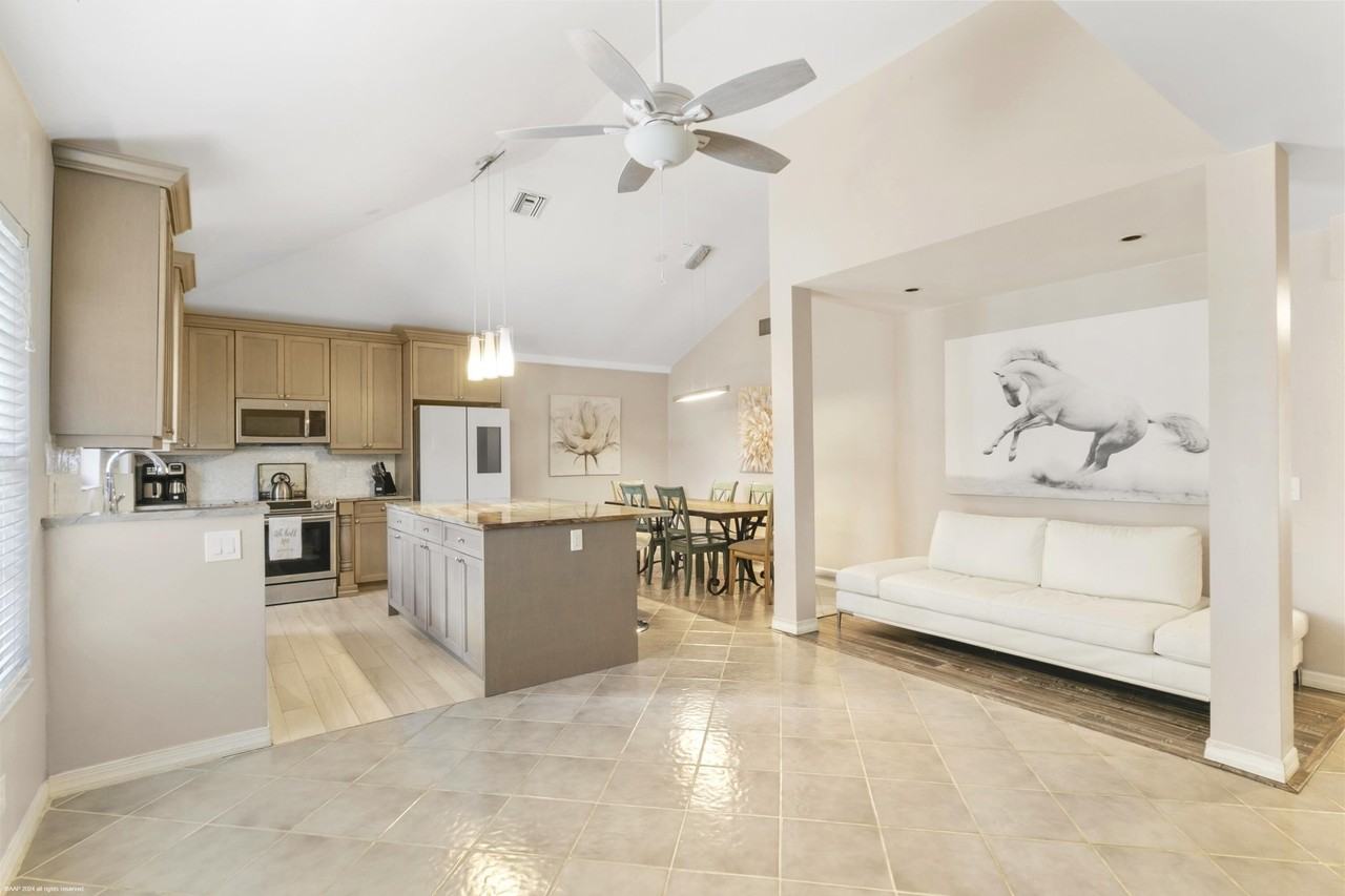 13477 Fountain View Blvd - Photo 2 of 24