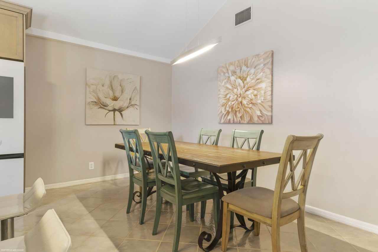 13477 Fountain View Blvd - Photo 4 of 24