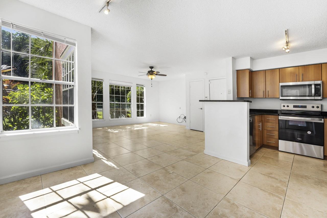 1001 Crystal Way #O - Photo 3 of 38