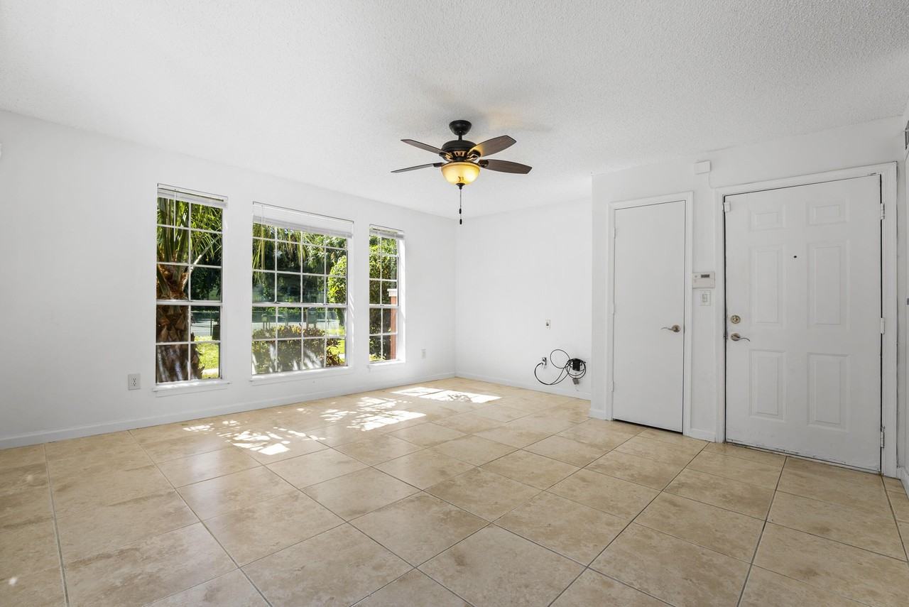 1001 Crystal Way #O - Photo 4 of 38