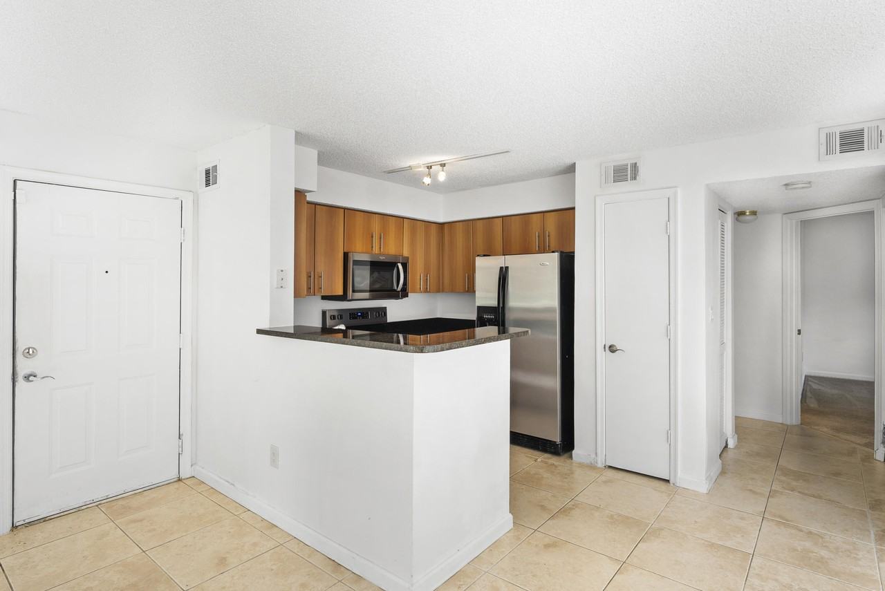 1001 Crystal Way #O - Photo 5 of 38