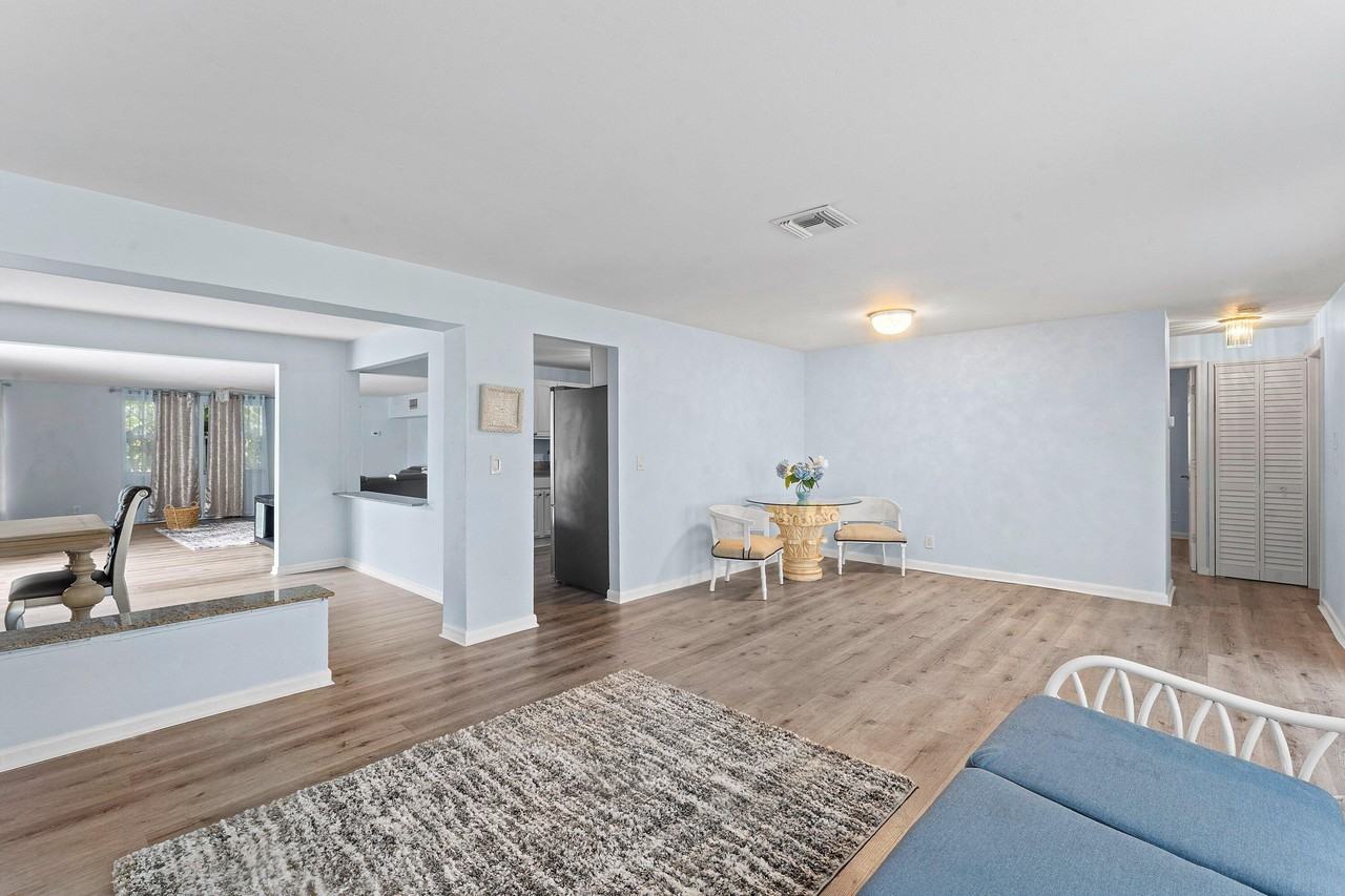 742 Laurel Dr - Photo 4 of 30