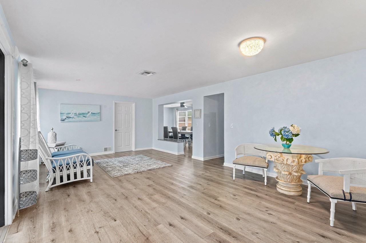 742 Laurel Dr - Photo 5 of 30