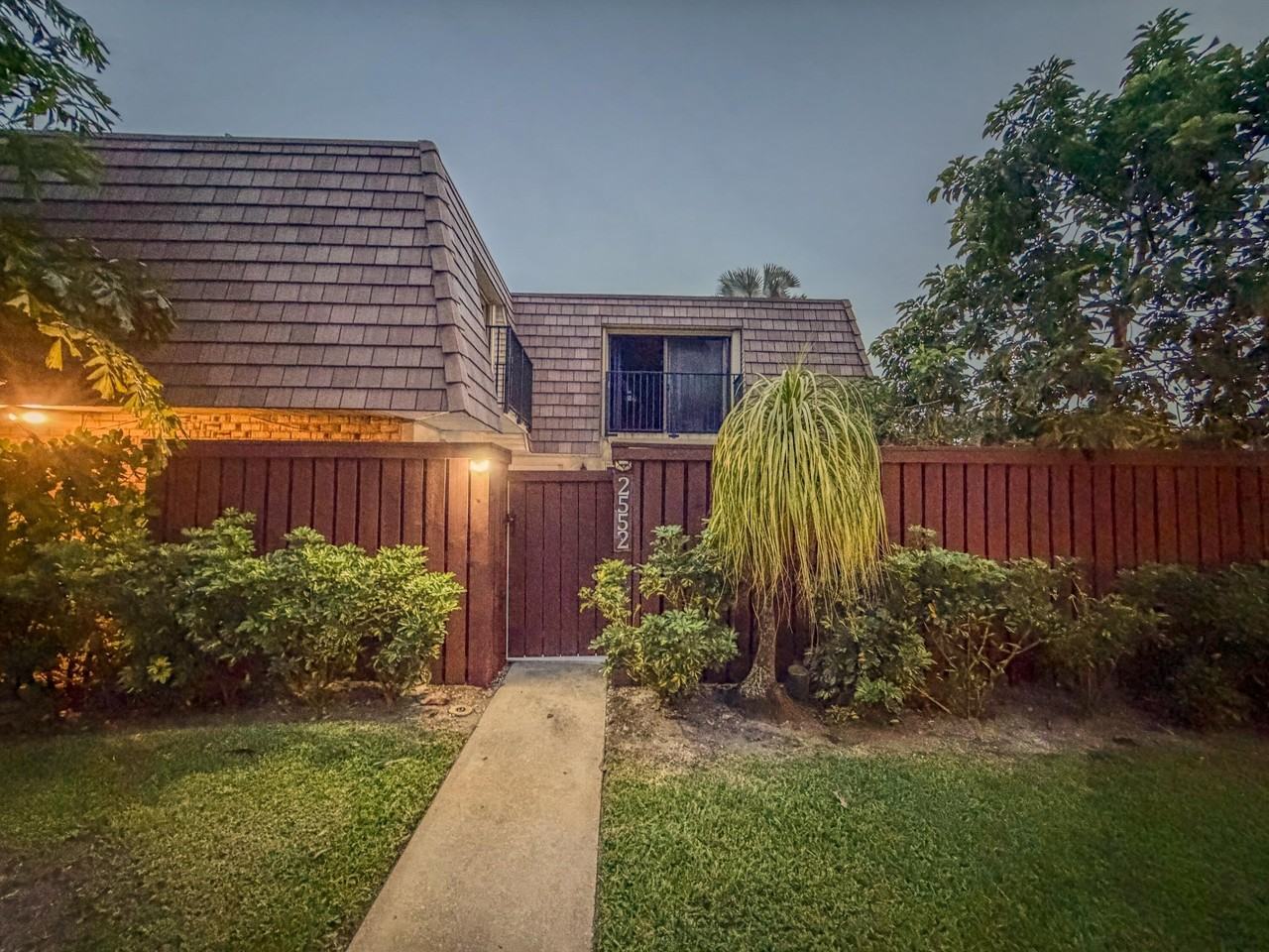 2552 Sw 15th St - Photo 2 of 21