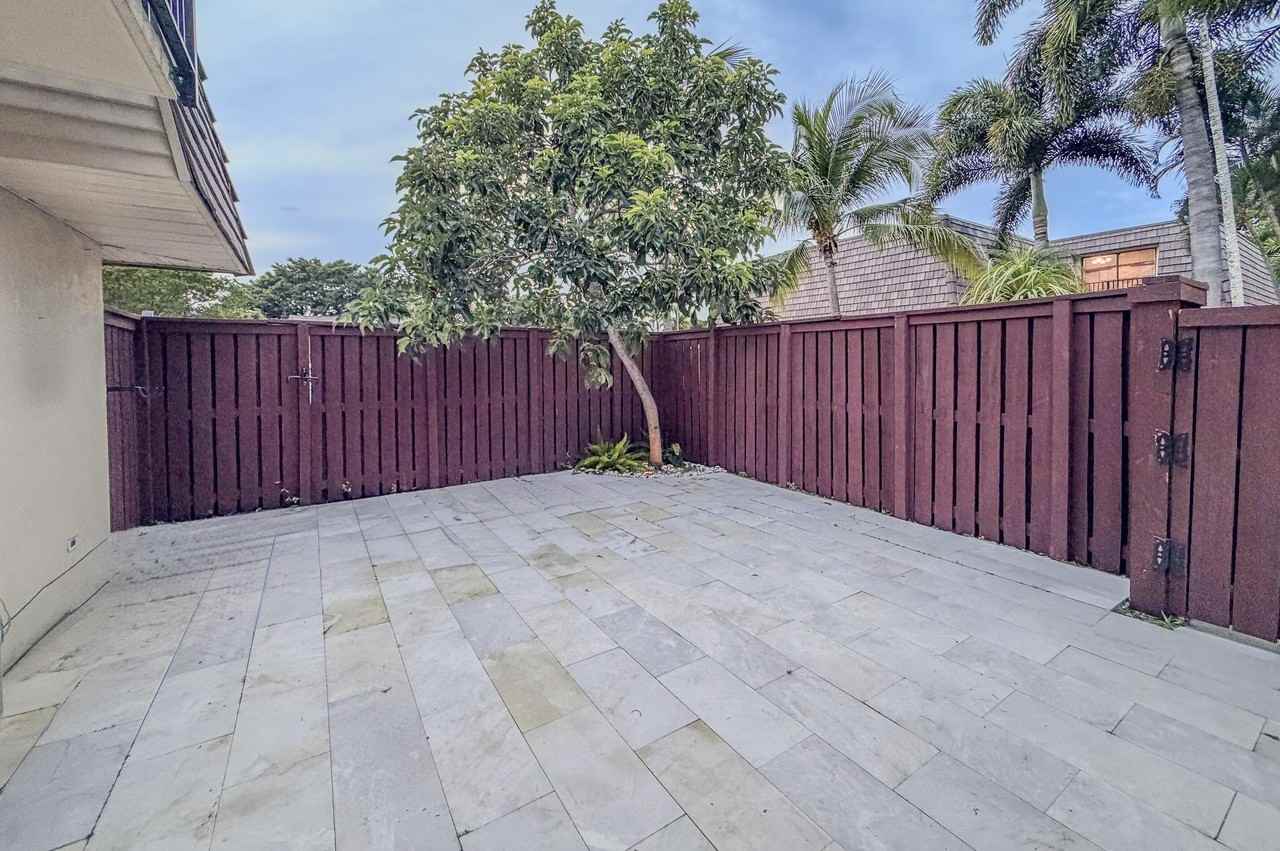 2552 Sw 15th St - Photo 4 of 21