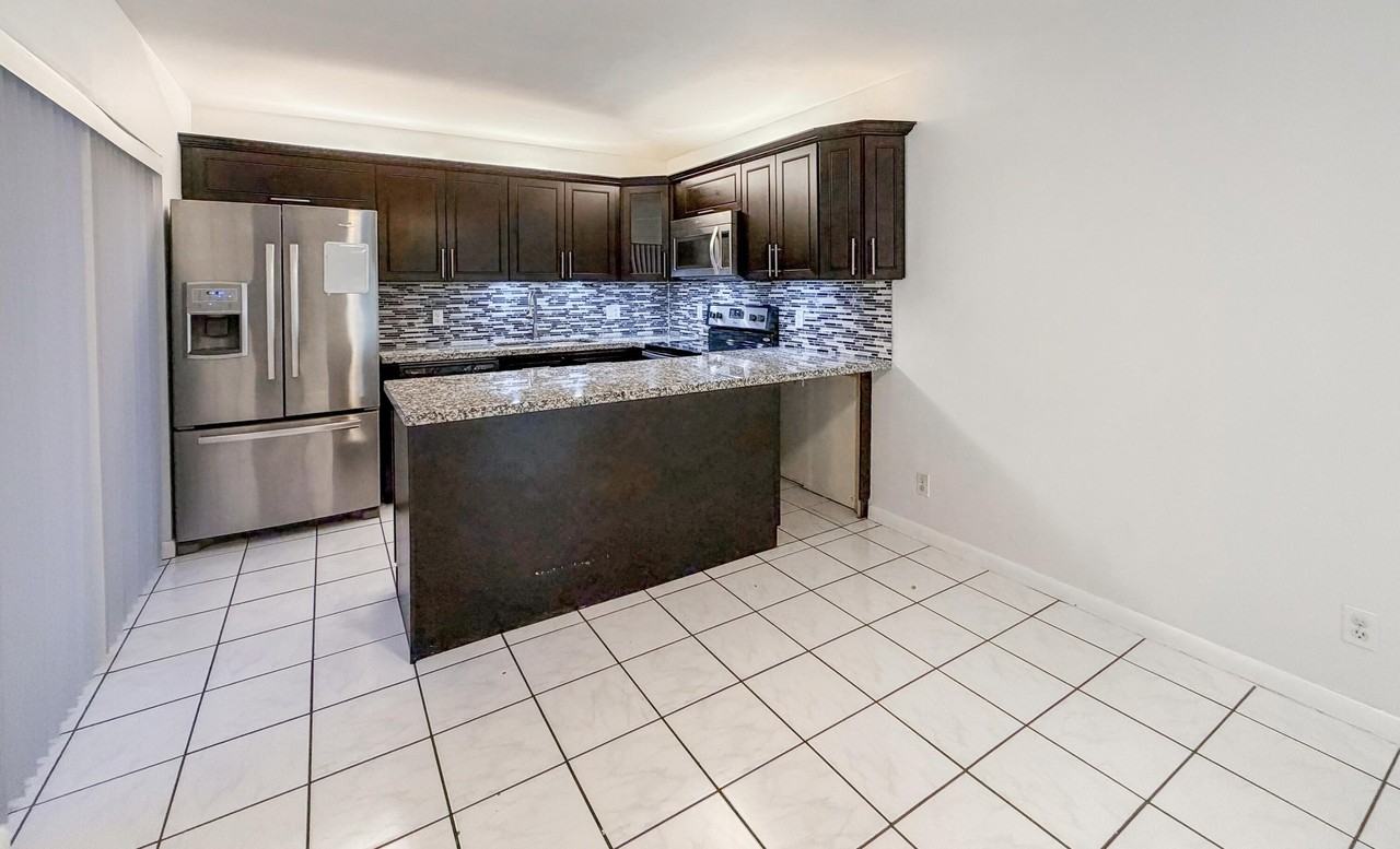 2552 Sw 15th St - Photo 5 of 21