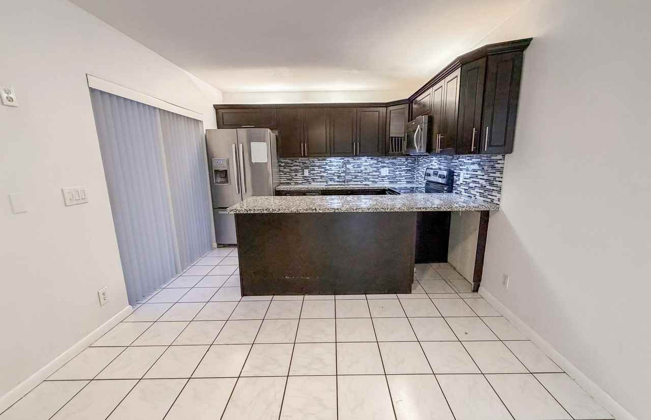 2552 Sw 15th St - Photo 6 of 21