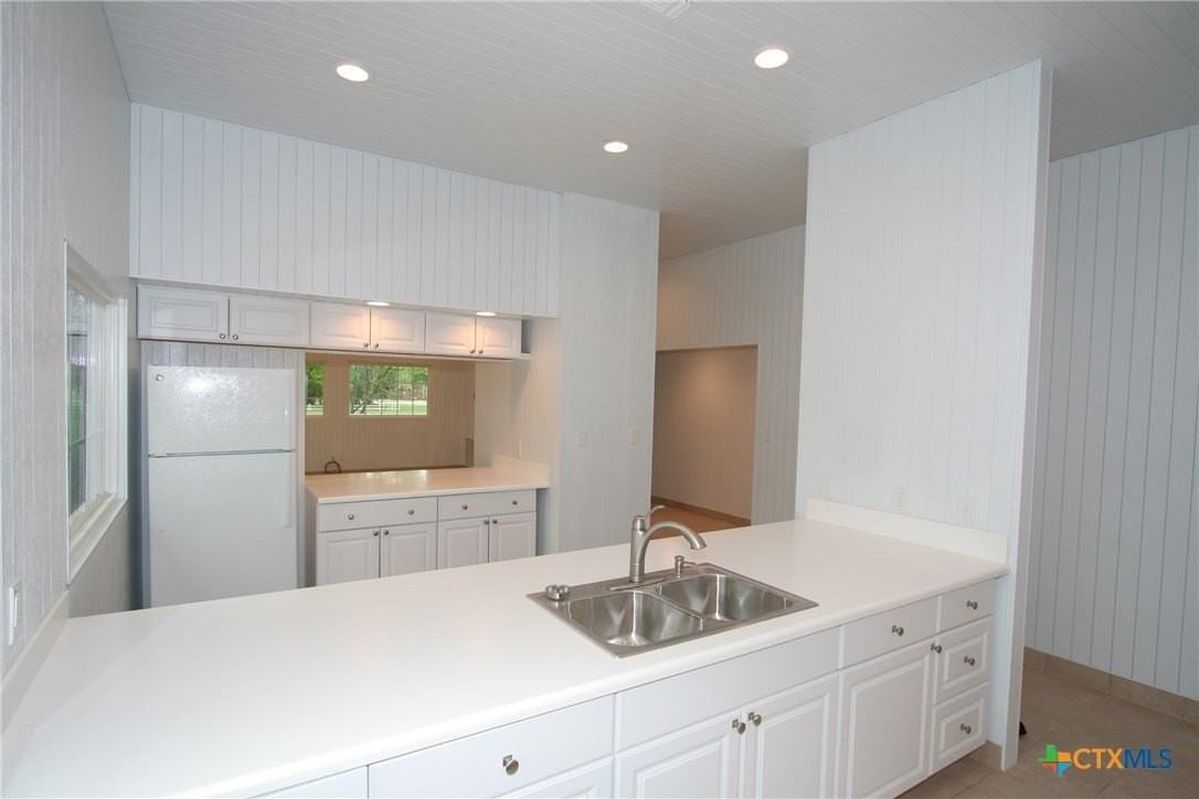 725 Lakeview Trl - Photo 3 of 10