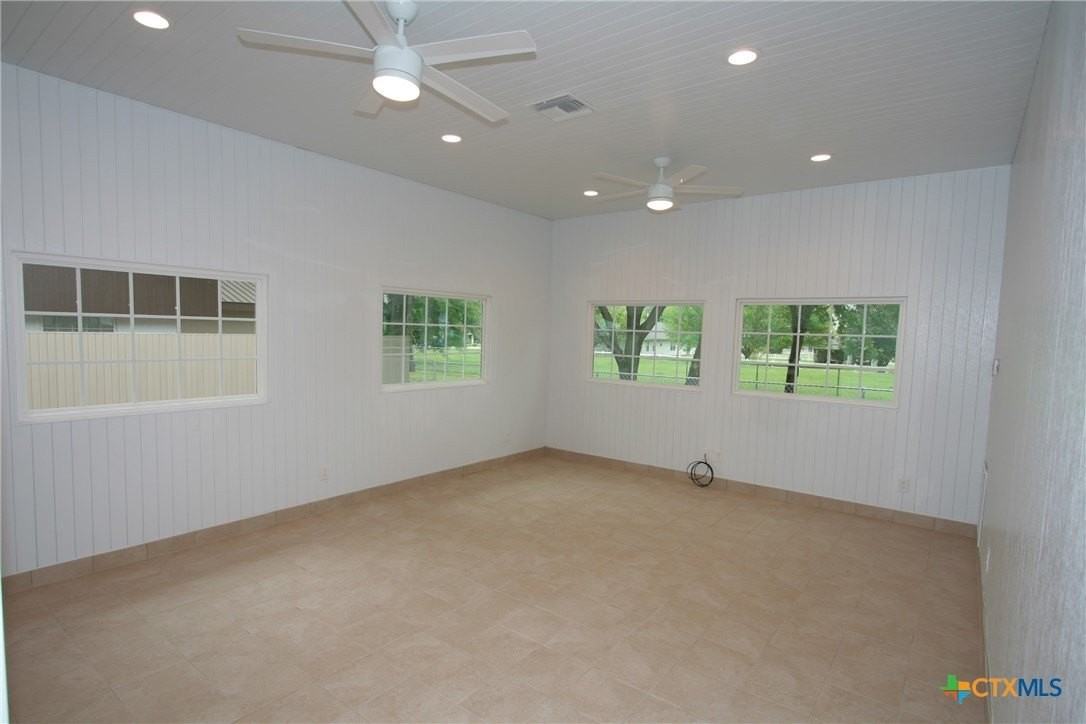 725 Lakeview Trl - Photo 4 of 10