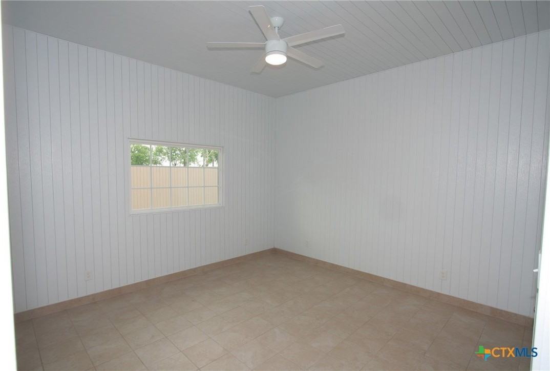 725 Lakeview Trl - Photo 7 of 10