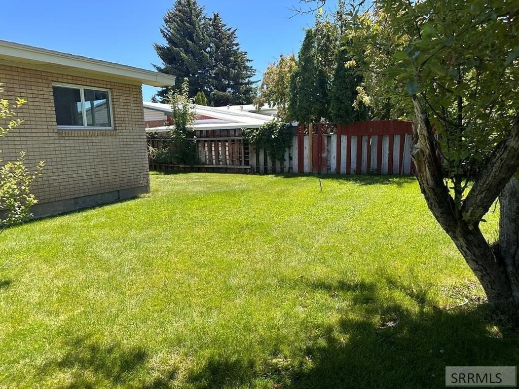 265 Carol Ave - Photo 4 of 26