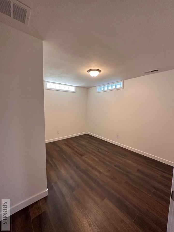 265 Carol Ave - Photo 5 of 26