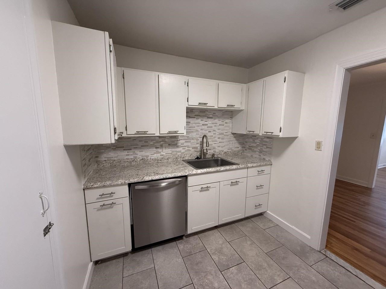430 W 8th Ave - Photo 4 of 9