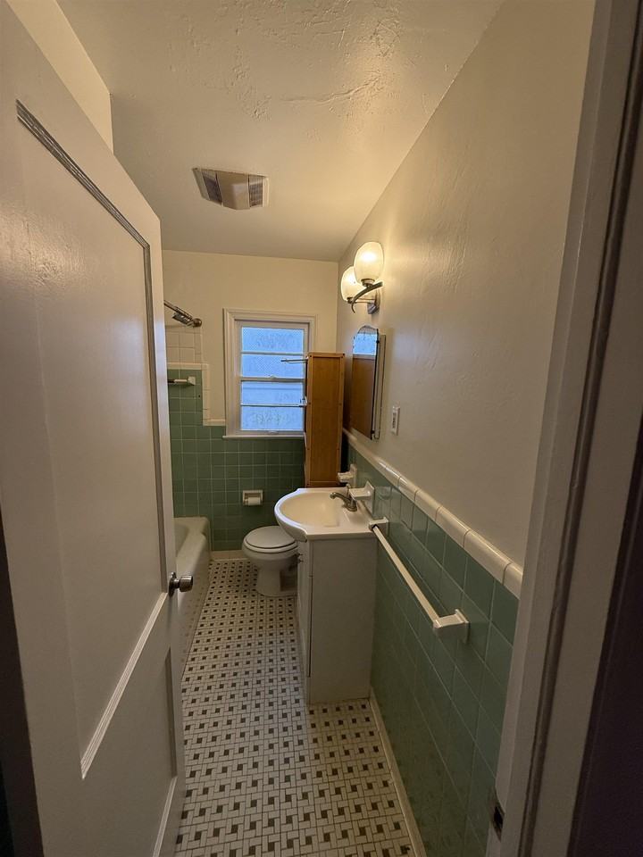 430 W 8th Ave - Photo 7 of 9