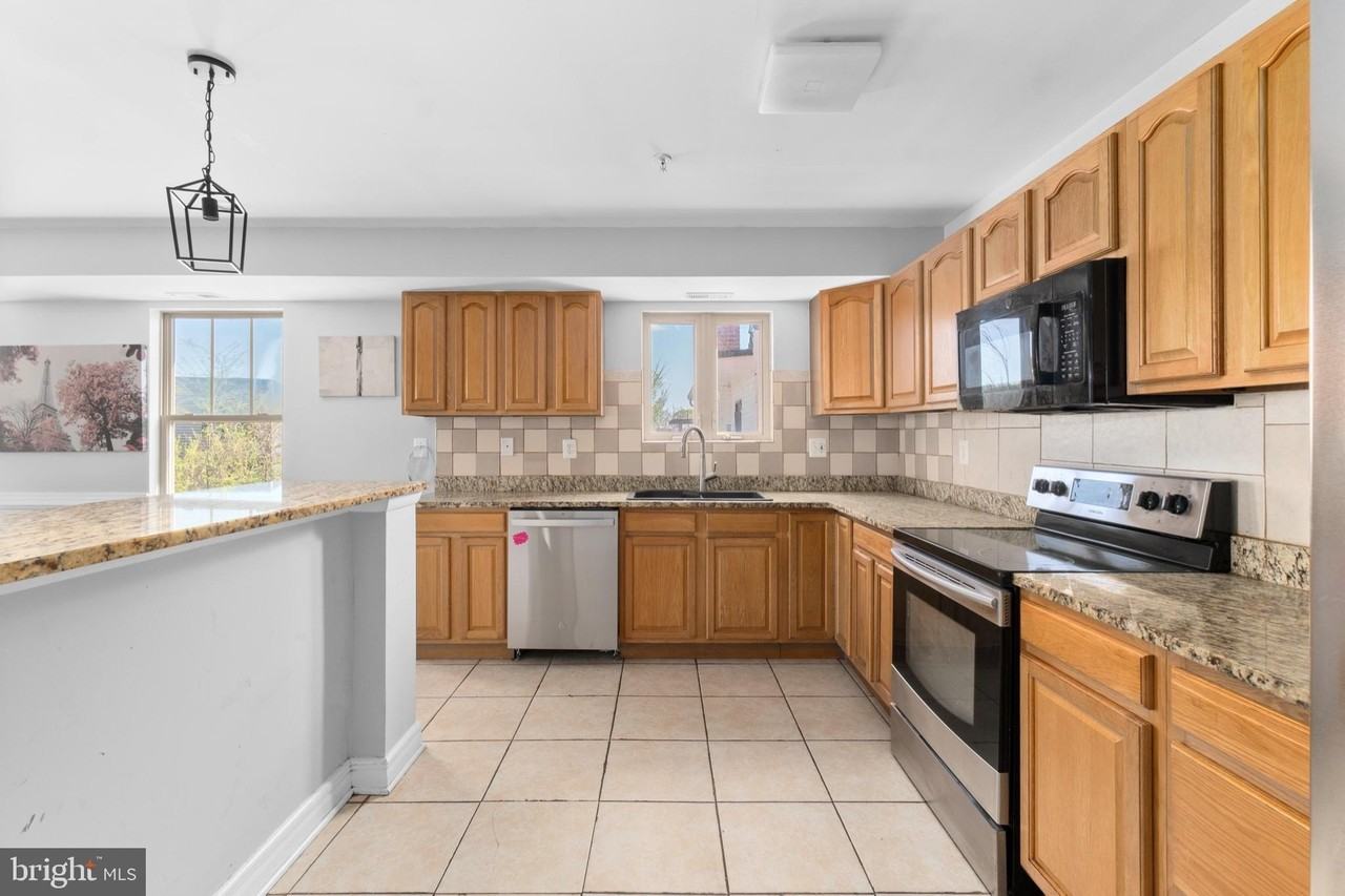 1829 Providence St Ne #B - Photo 3 of 34