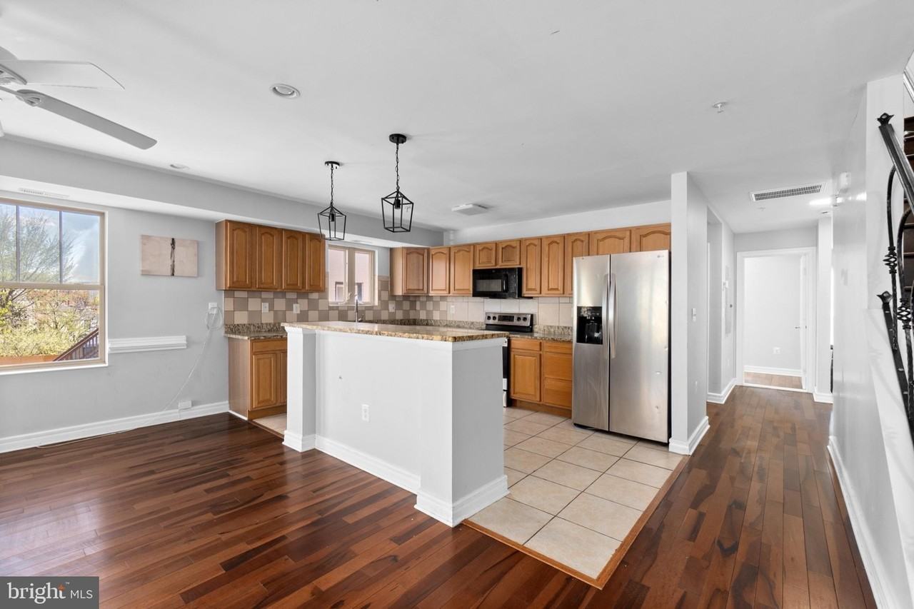 1829 Providence St Ne #B - Photo 6 of 34