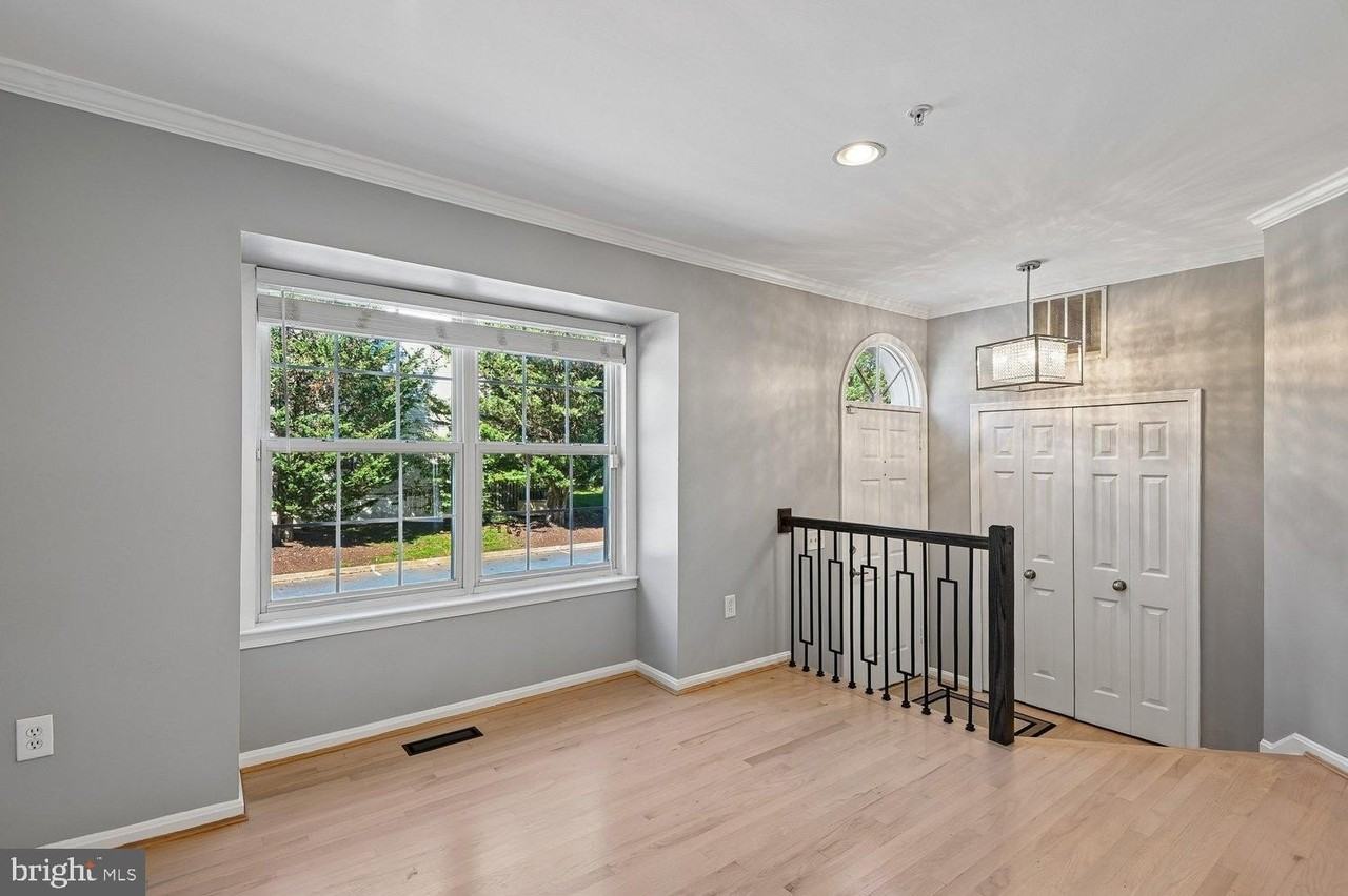 558 Francis Nicholson Way - Photo 4 of 48