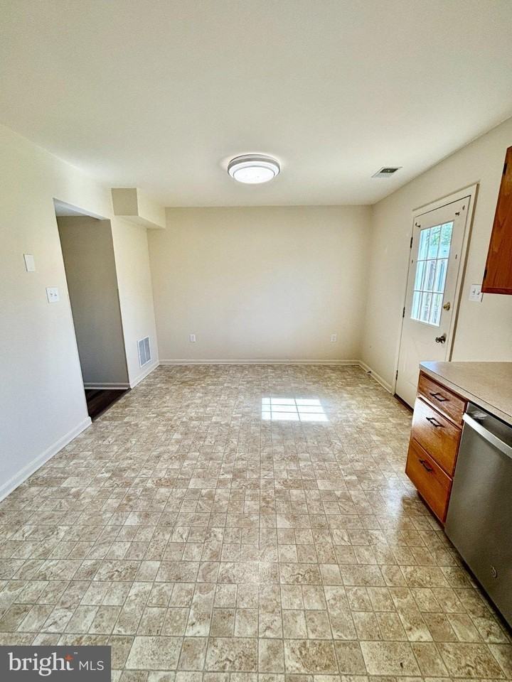 405 Carroll St - Photo 5 of 23