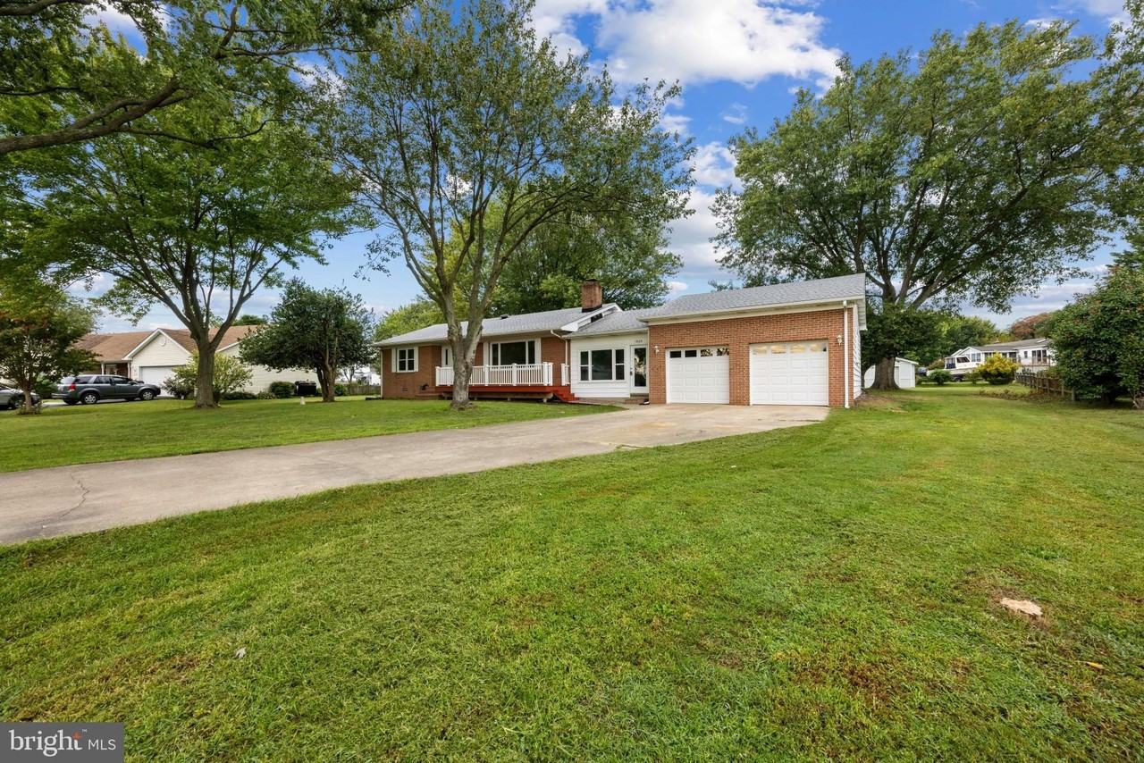 1905 Bayside Dr - Photo 2 of 47