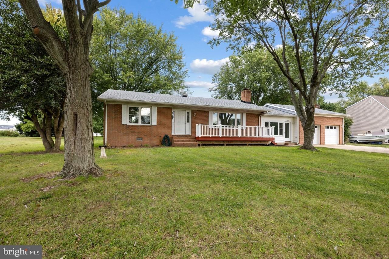 1905 Bayside Dr - Photo 3 of 47