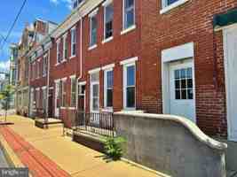 featured image of 109 S Queen St #1