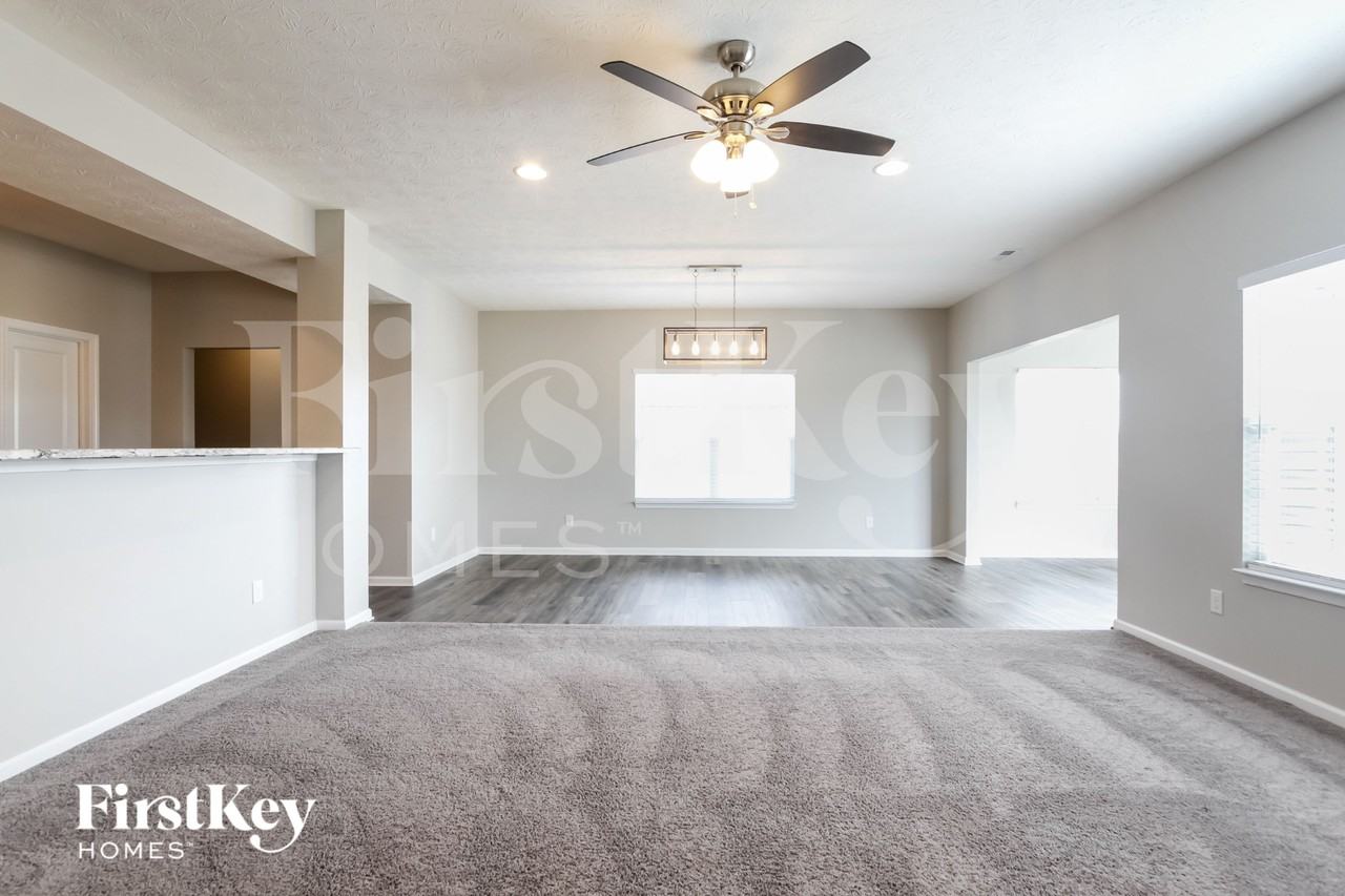 380 Thunderwood Dr - Photo 4 of 15