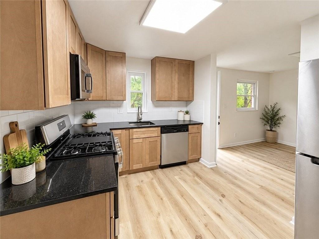 187 Howard St - Photo 2 of 8