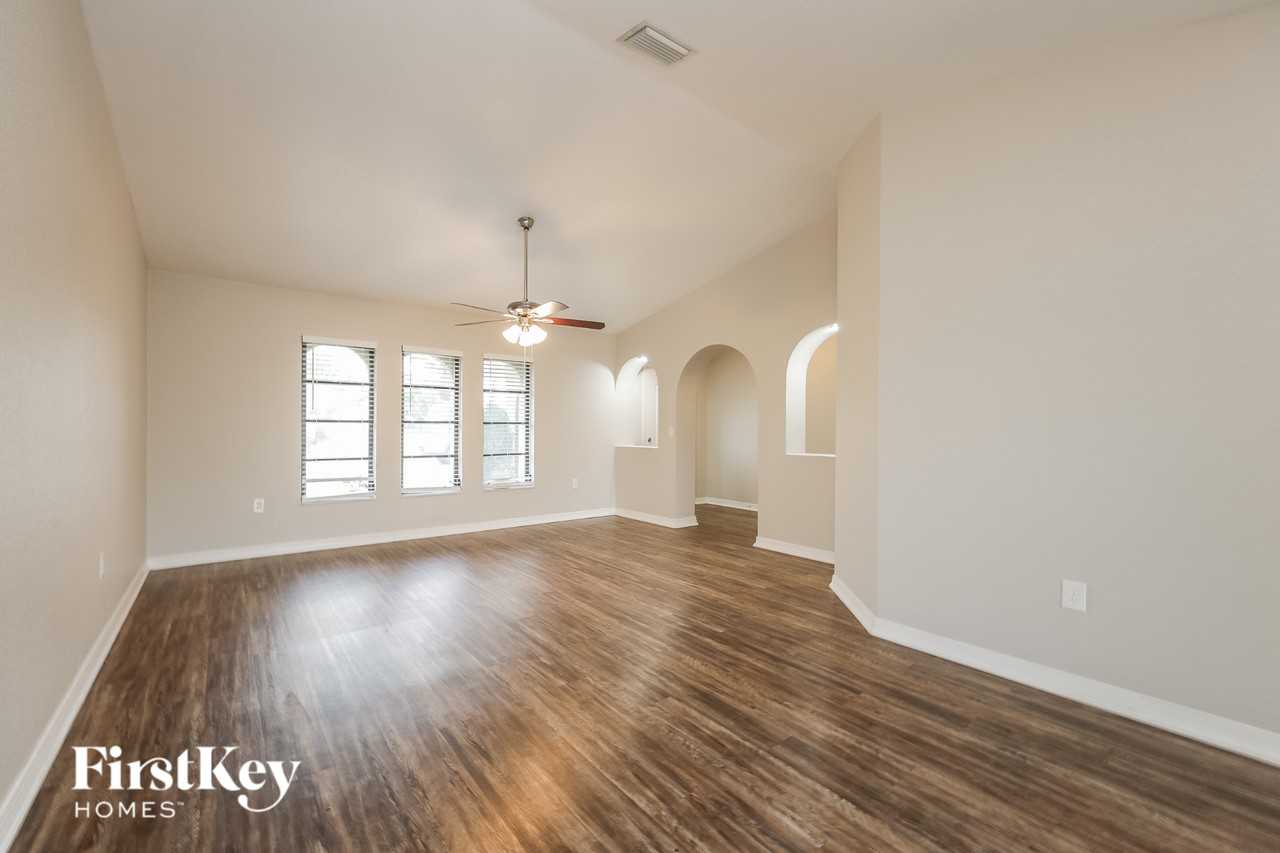 383 Mendoza St - Photo 4 of 16
