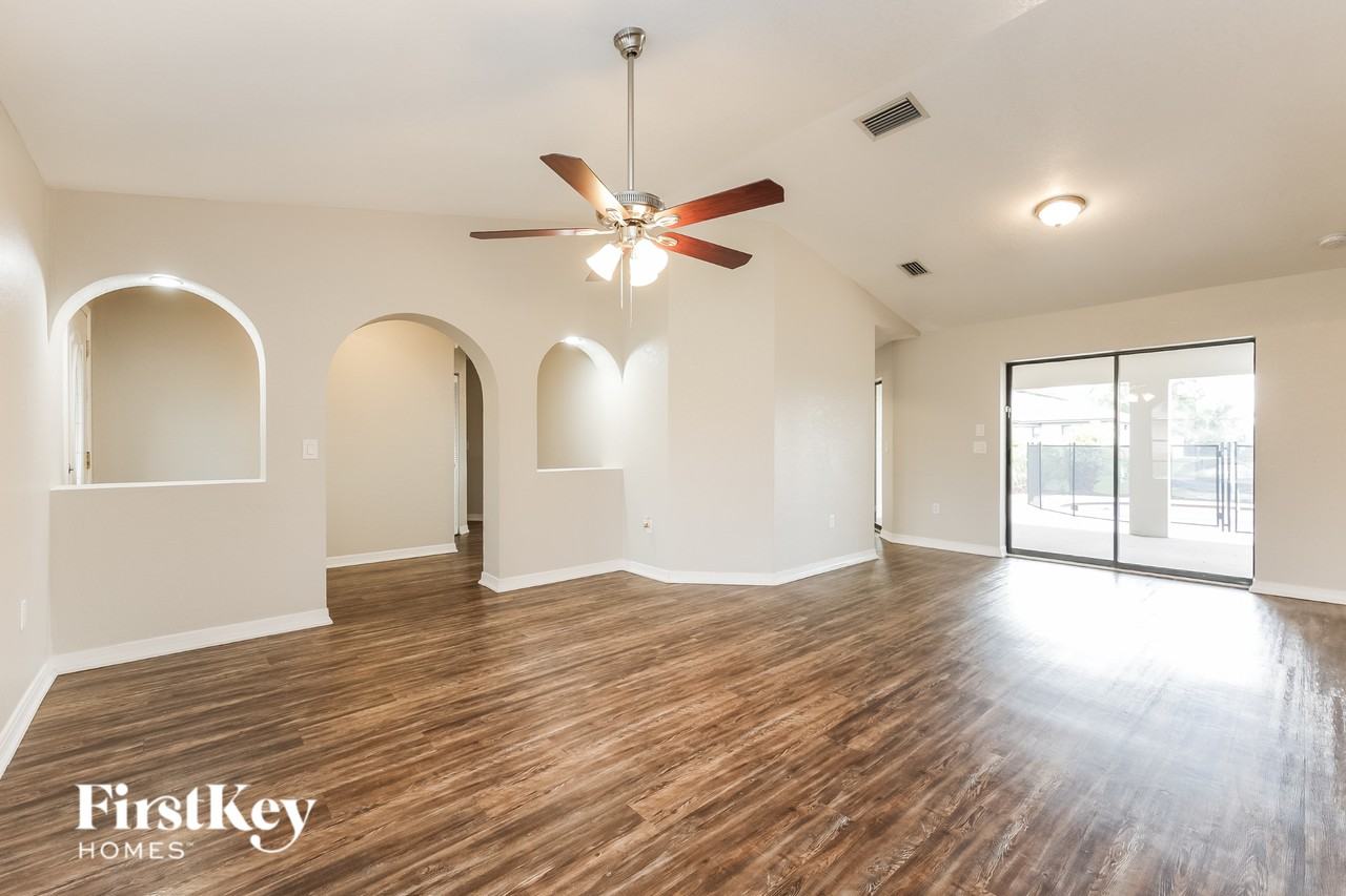 383 Mendoza St - Photo 5 of 16