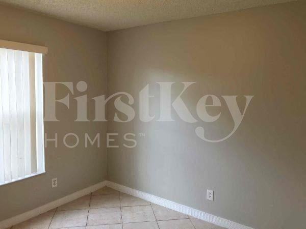 735 Swcourt - Photo 6 of 15