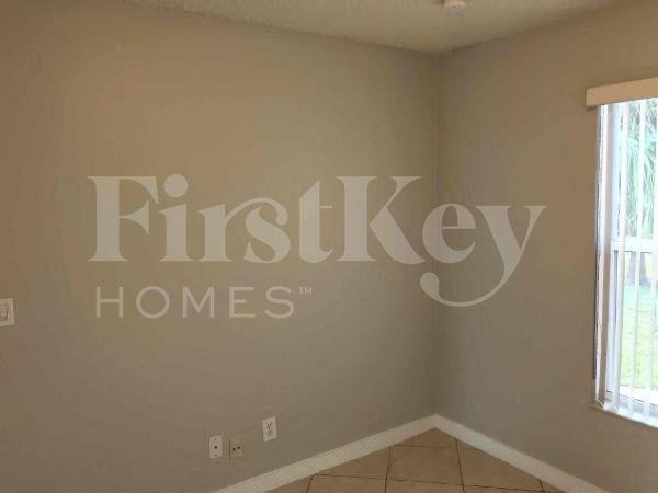 735 Swcourt - Photo 7 of 15