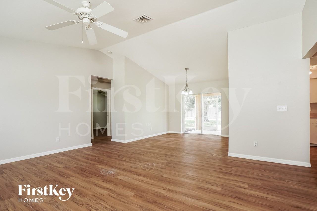 409 Se 19th St - Photo 2 of 15