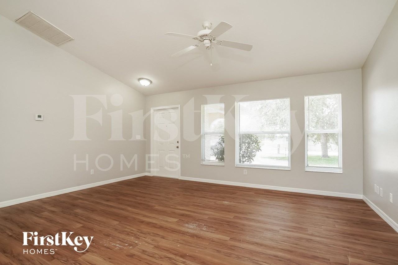 409 Se 19th St - Photo 3 of 15