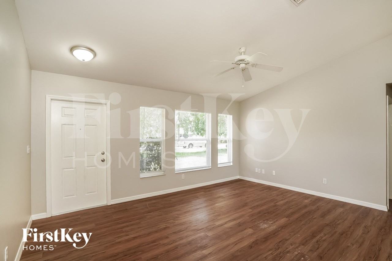 409 Se 19th St - Photo 4 of 15
