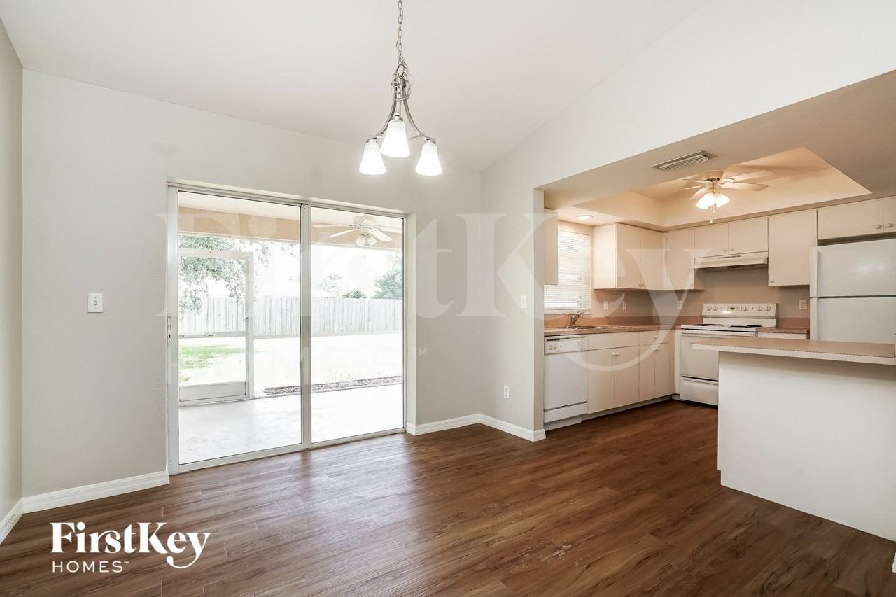 409 Se 19th St - Photo 5 of 15