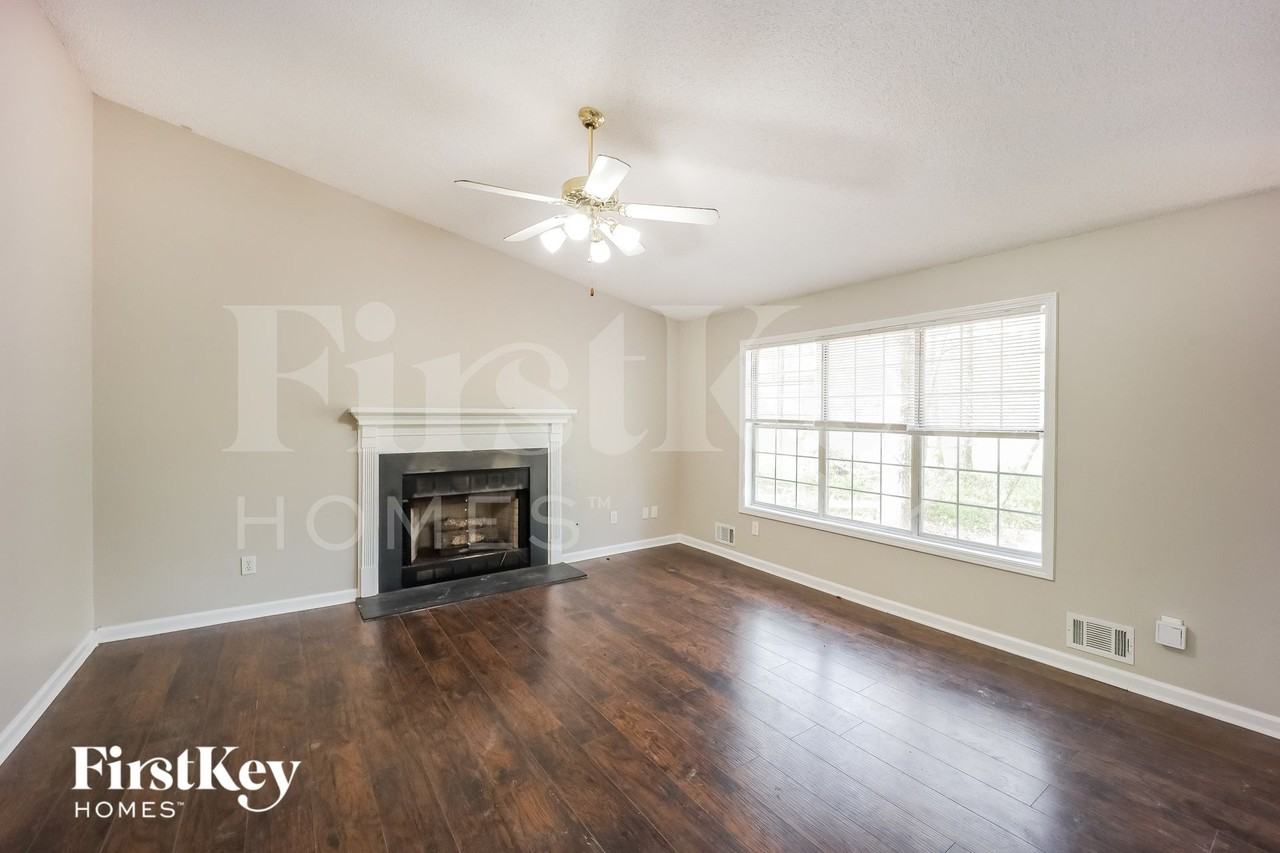 390 Fox Meadow Dr - Photo 3 of 15