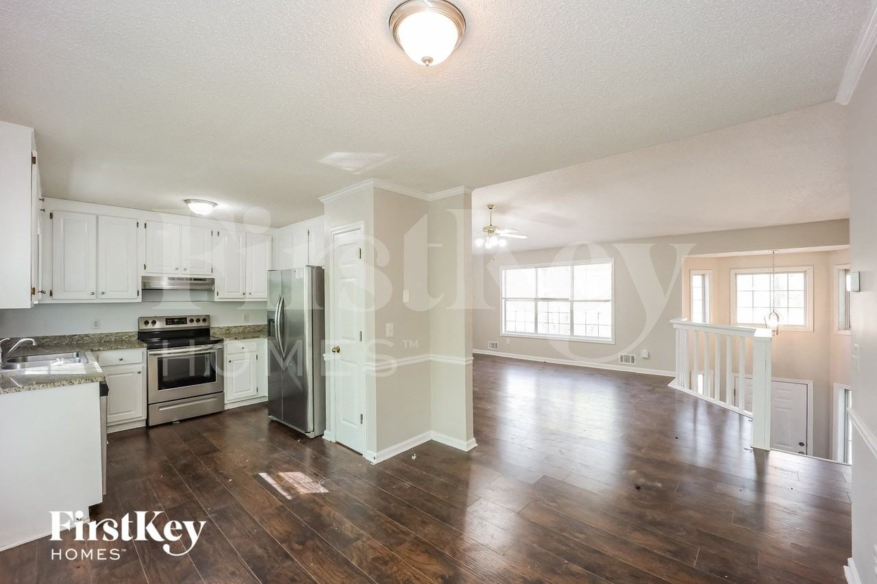390 Fox Meadow Dr - Photo 5 of 15